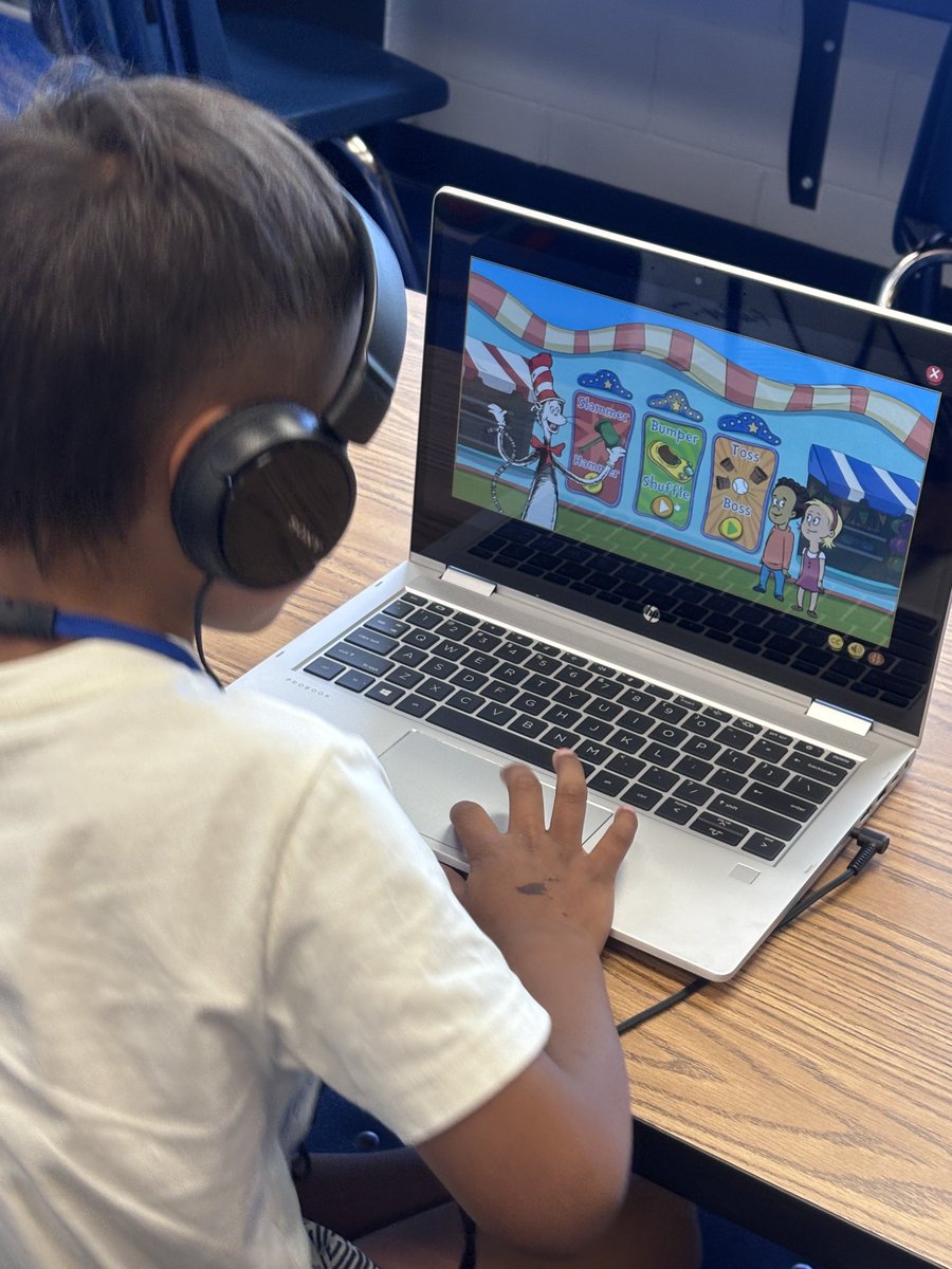 TBE_Tech's tweet image. #STEAM learning N my GrK #technologyclass @TommieBarfield @collierschools w/ #DrSeuss story & #TheCatintheHat Knows a Lot About That @PBSKIDS S🧪T💻E⚙️ A🎨 M🧮 ! ❤️ 🧠 #ReadAcrossAmerica