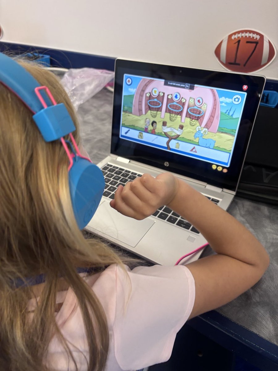 TBE_Tech's tweet image. #STEAM learning N my GrK #technologyclass @TommieBarfield @collierschools w/ #DrSeuss story & #TheCatintheHat Knows a Lot About That @PBSKIDS S🧪T💻E⚙️ A🎨 M🧮 ! ❤️ 🧠 #ReadAcrossAmerica