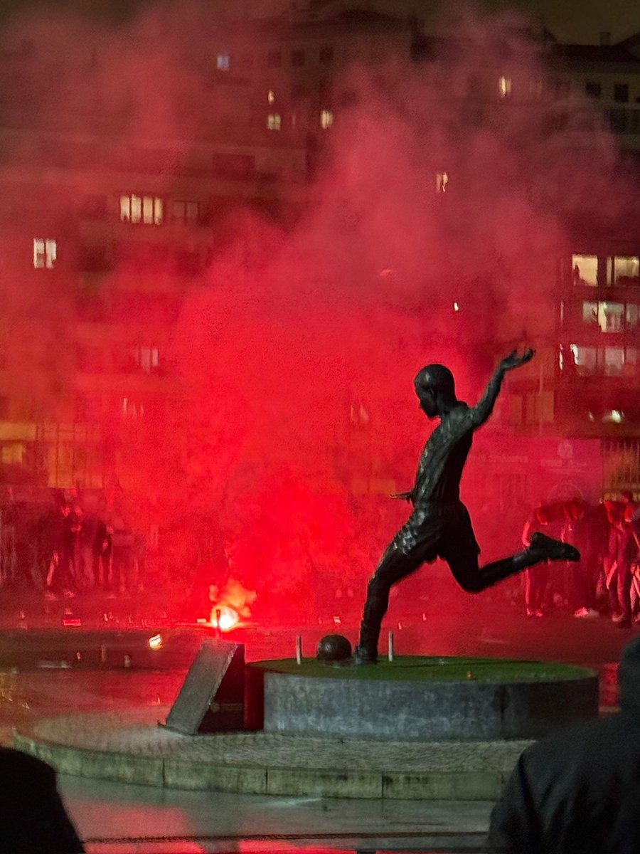 Honra ao Rei. Honra ao incomparável Sport Lisboa e Benfica 🔴⚪️

Vinte e Oito de Fevereiro de Mil Novecentos e Quatro