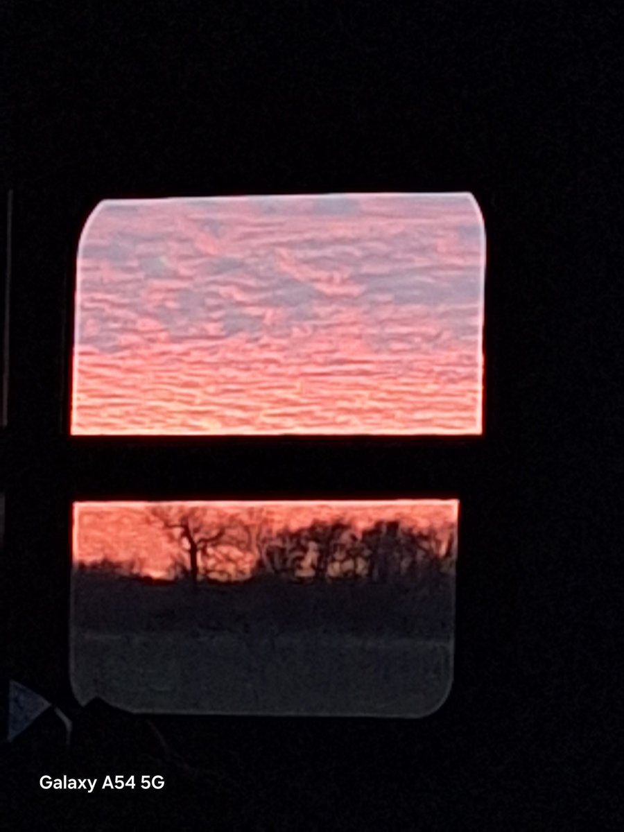 TheOutlawinTX's tweet photo. That sunset tonight 😍 #chemtrailSunsets #TXSunset https://t.co/EERR3vLdPq