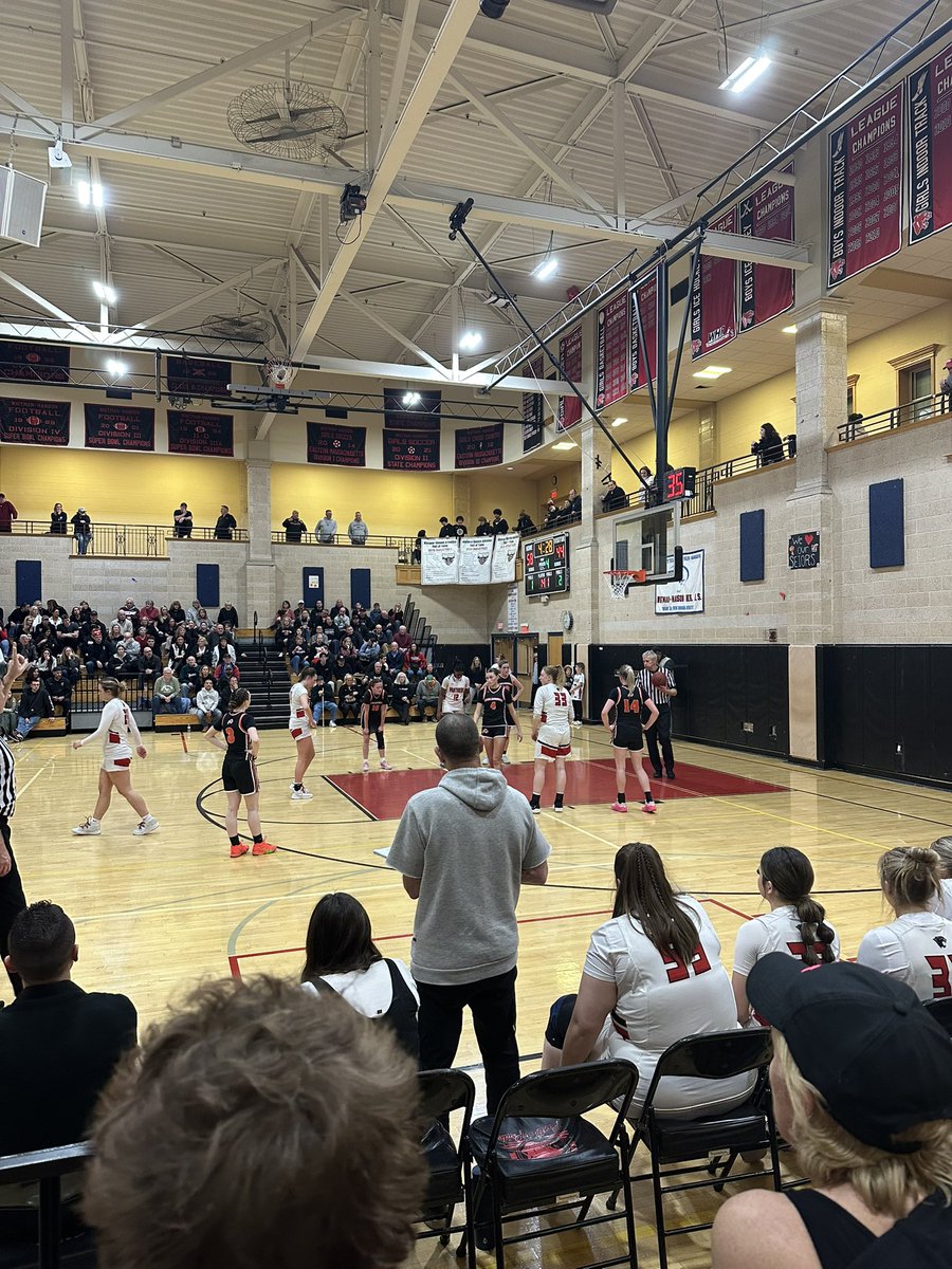 Love watching my current student play my old students! Let’s go ladies! ❤️🏀