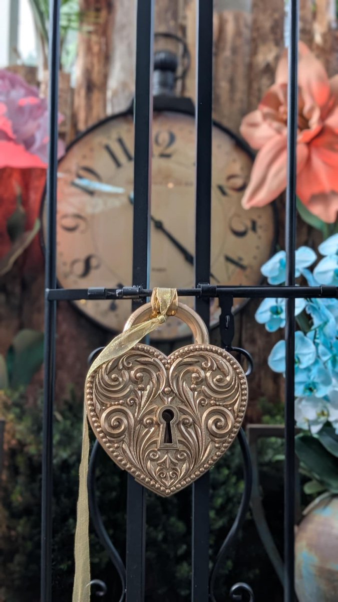 <a href="/RBGCanada/">Royal Botanical Gardens</a>  stunning displays at Alice in Bloomland &amp; enjoyable afternoon tea at Mad Hatter Tea party in Tea Pavilion