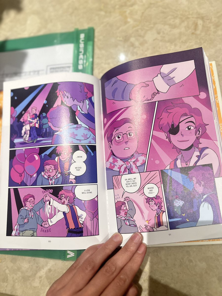 Yang suka ke toko buku, merasa lebih aman beliin buku dari pada mainan anak, mohon lebih berhati-hati, karena buku-buku yang masuk kategori anak, belum tentu sesuai usia/dengan nilai yang kita jalani. 

Ini contoh buku yang anakku beli di salah satu toko, di kategori anak: