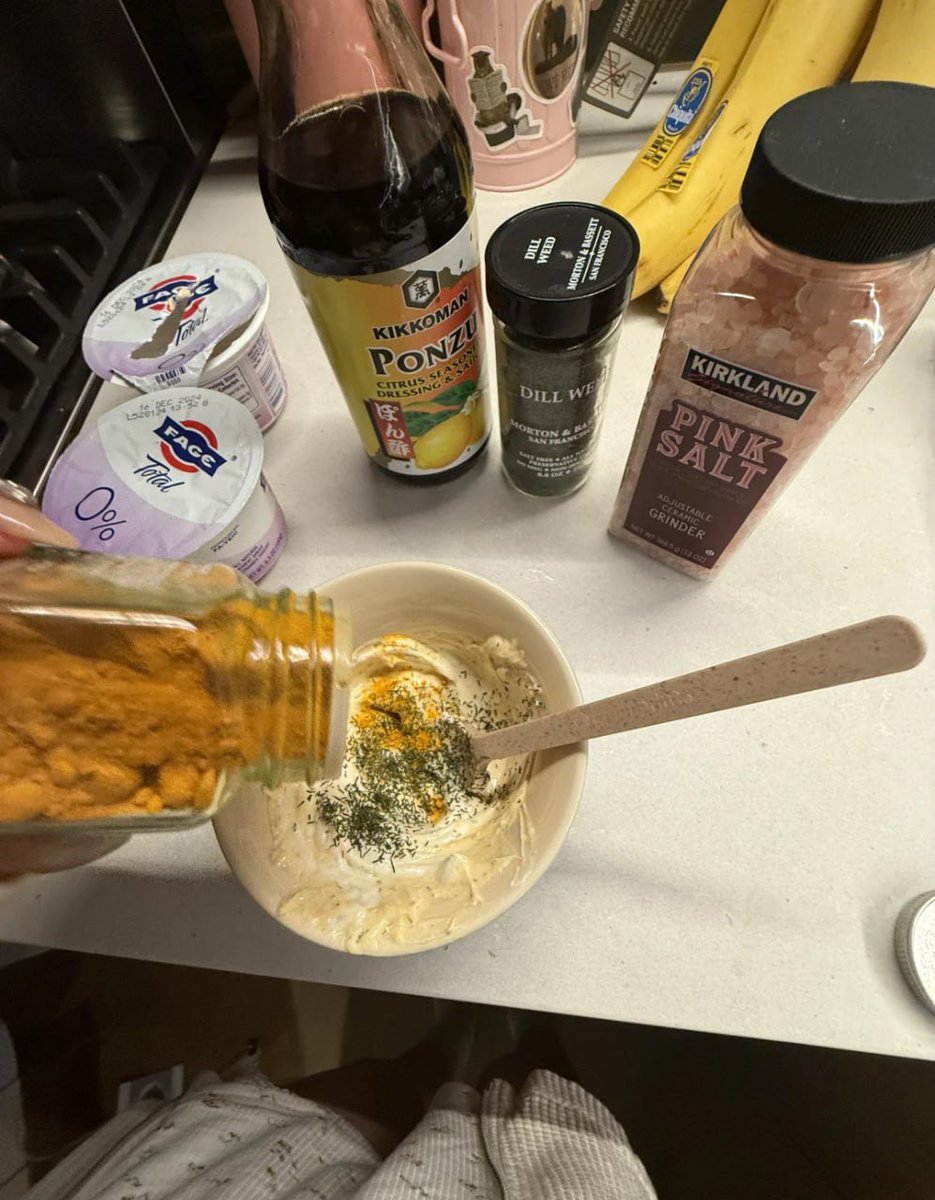 Here comes my favorite yogurt salad dip. 0-fat Greek yogurt fried chicken is healthy and low-calorie. Add the seasoning in the picture according to your taste. This time I also added some turmeric powder. Forgot to add lemon juice 🍋 It tastes good with cucumber