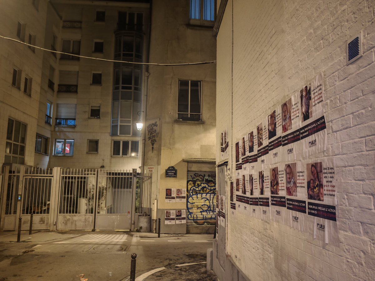 uejf's tweet photo. NON Rima Hassan l'action du Hamas n'est pas légitime !
Nous l'avons rappelé en collant devant le QG de la @FranceInsoumise les portraits des innocents pris en otage, torturés et tués par le Hamas.
Une énième piqûre de rappel à un parti qui, depuis le 7/10, propage l'antisémitisme https://t.co/w5UDLgAA7l