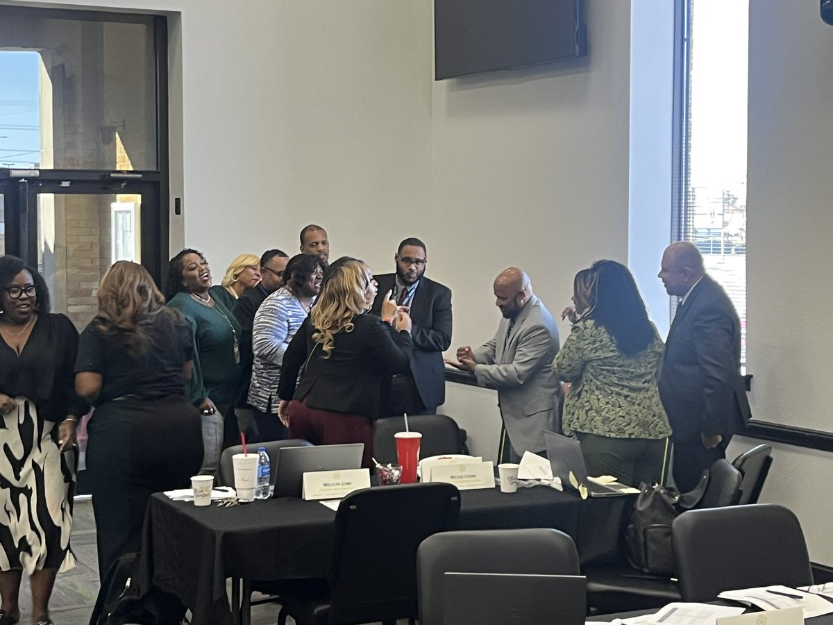 Sometimes, it’s the simple things that hold the most meaning. A quick game of rock-paper-scissors may seem like just a fun distraction, but it’s actually a powerful moment to connect, laugh, and build relationships. ✊✋✌️ #LeadershipThroughConnection #CelebrateTheSmallThings