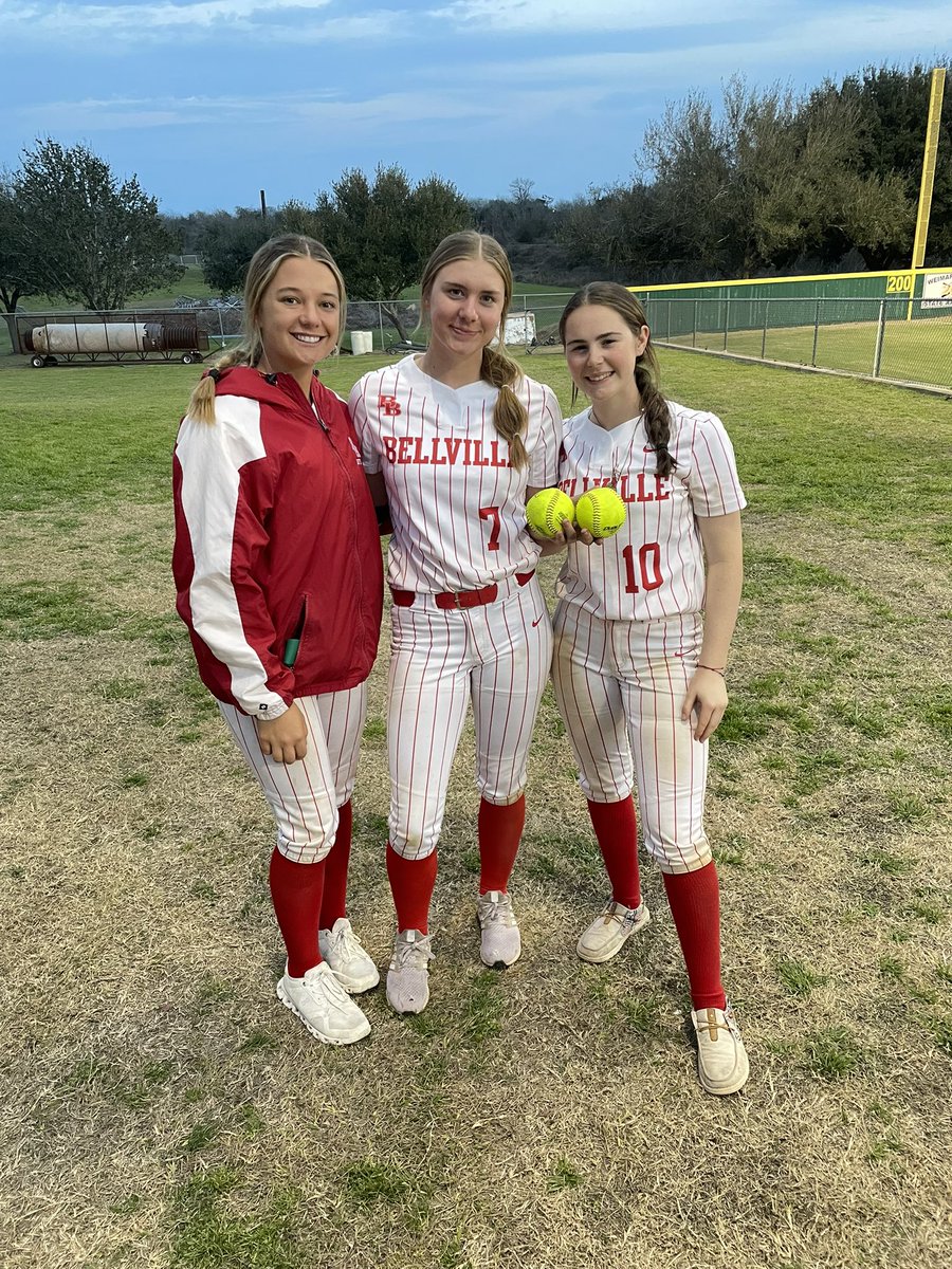 A good day of putting runs together tonight! Kinley hit her first GRAND SLAM and Ella hit 2, 2 run HOME RUNS! #TEAM