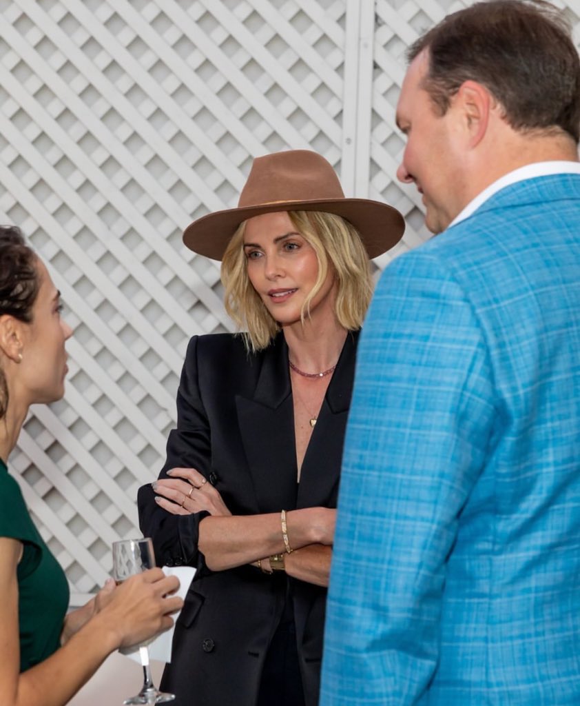 Charlize Theron participará de mais uma edição da série de jantares Charitybuzz Hosts: Good Evening. O evento, programado para ocorrer em 9 de maio, em Los Angeles, celebrará a cultura sul-africana e apoiará o Charlize Theron Africa Outreach Project (CTAOP).