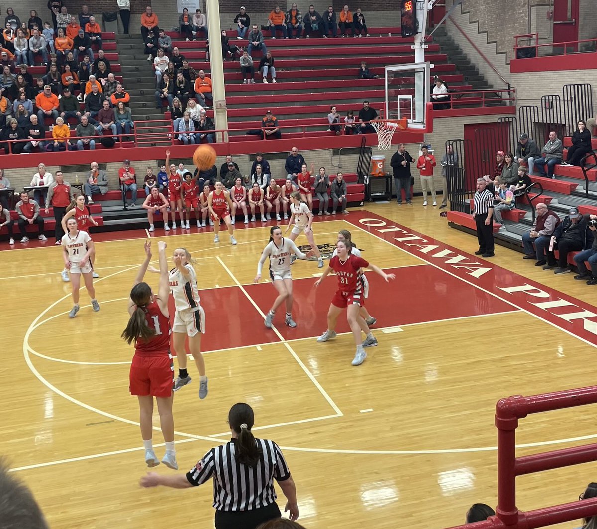 Qtr 3 - Morton 39, Washington 41 #ladypotters #Sectionals