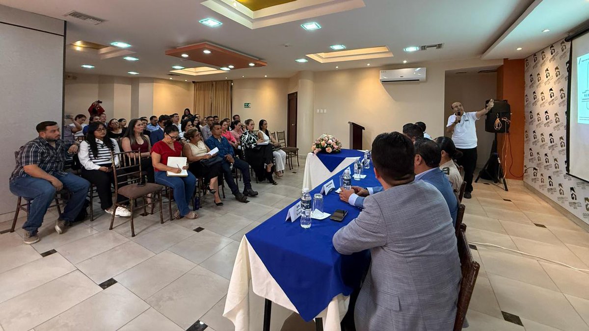 SRIoficialEc's tweet photo. #SRIZonal4

En Santo Domingo de los Tsáchilas, el director zonal, Braulio Véliz, y el director distrital, Juan Carlos Mendoza, dialogaron con empresarios, contribuyentes especiales y miembros de la Policía Nacional sobre beneficios e incentivos tributarios.

 #ElNuevoEcuador https://t.co/Ot87AJsmYw