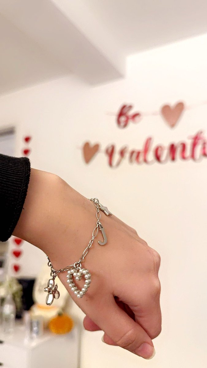do you guys like my charm bracelet 😁