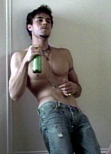 BOTTLEBLONDEZ's tweet photo. Enrique Iglesias - addicted (2003) https://t.co/TZjhHvrxWR