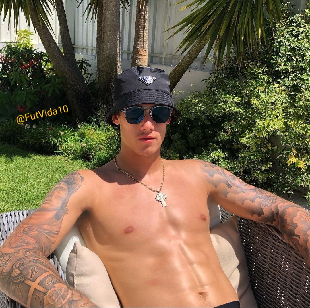 FutVida10's tweet photo. O servio Mile Svilar é muito gostoso.
🇷🇸🇷🇸🇷🇸🔥🔥🔥
#Futebol #Football #Soccer #Roma #Servio #Servia #MileSvilarFV #SvilarFV #Gostoso https://t.co/ddgm68CbLp