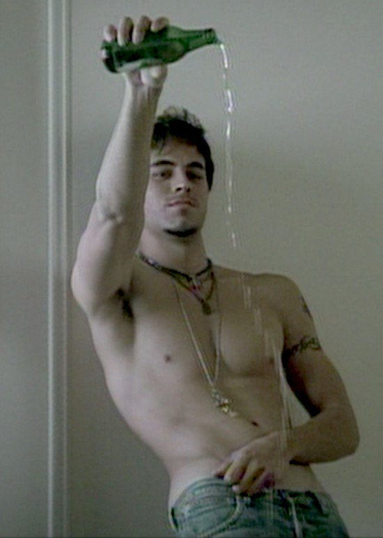BOTTLEBLONDEZ's tweet photo. Enrique Iglesias - addicted (2003) https://t.co/TZjhHvrxWR