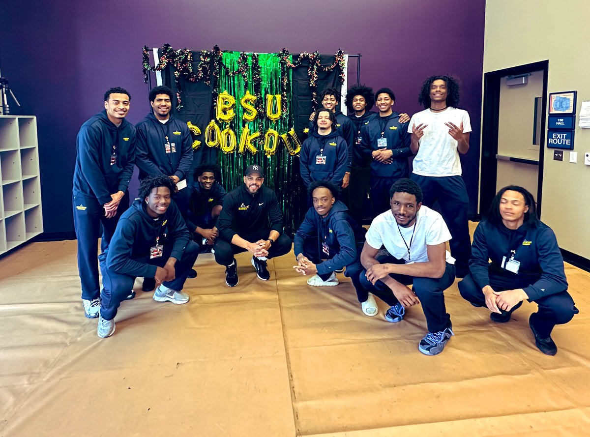 Barstow_MBB's tweet image. Volunteering @ the BCC Black History Month Cookout! #BlackHistoryMonth #GoVikings ✊🏾💙
@CoachAFermin @Barstow_College