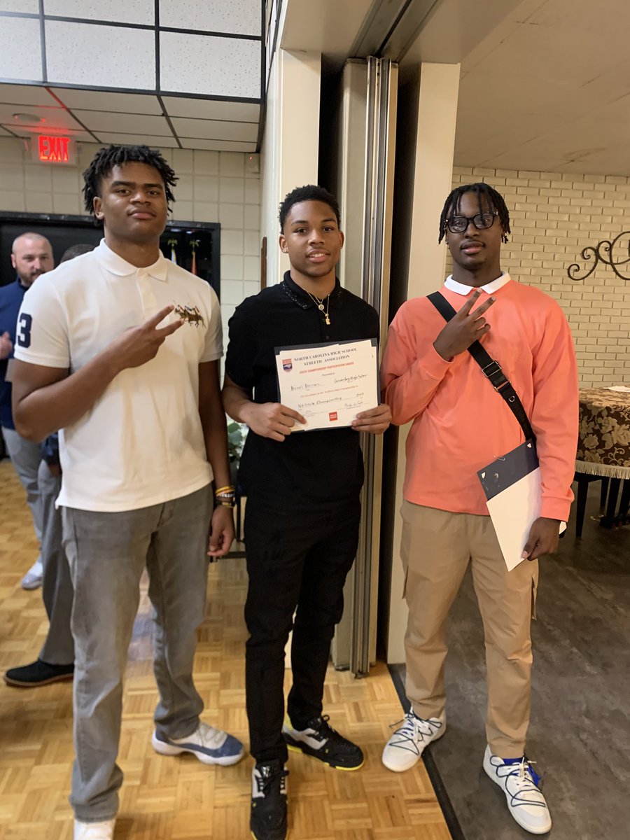 Happy to celebrate our banquet with my teammates!! 
<a href="/faizon_brandon/">Faizon Brandon</a> <a href="/HowertonDj/">Dj Howerton</a>