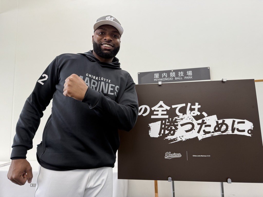 「朝はちょっと雨が降ったけど、ゲームやるで！」と #グレゴリー・ポランコ 選手。
本日は都城でロッテ・ジャイアンツ戦。
13時試合開始です。
#chibalotte #広報