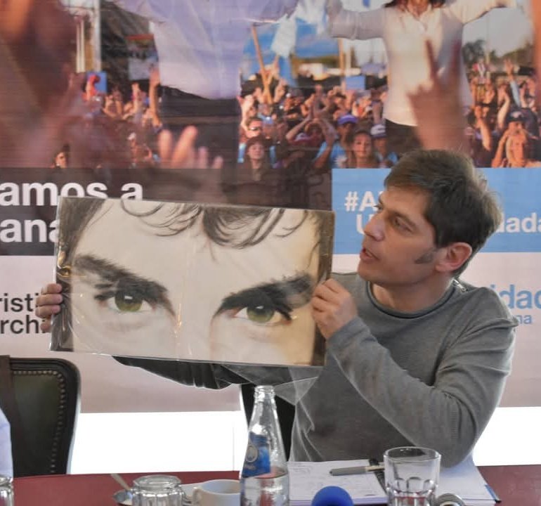 stanleybostero's tweet image. Dice Kicillof que jamás lucró con la muerte para hacer política.

Bueno, acá lo tenés a Kicillof en 2017 lucrando con la desaparición de Santiago Maldonado.

#RenunciaKicillof