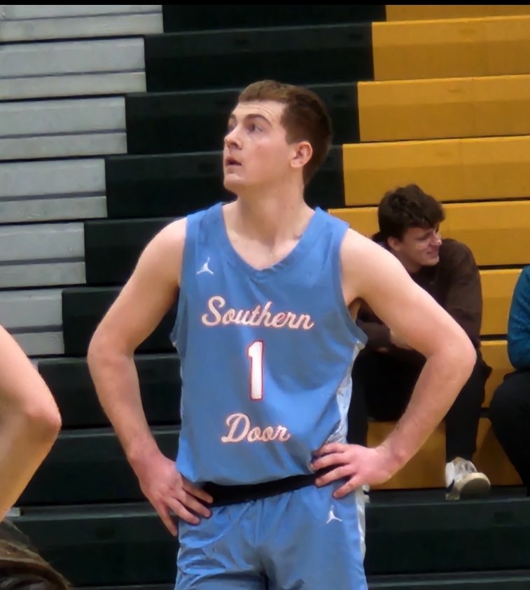 In 1993, Anthony Pieper (L) of Wausaukee HS made history by becoming the 1st Wisconsin prep boys basketball player to score 3,000 career points. 

32 years later, Drew Daoust (R) of Southern Door HS became the second player to accomplish that feat today.