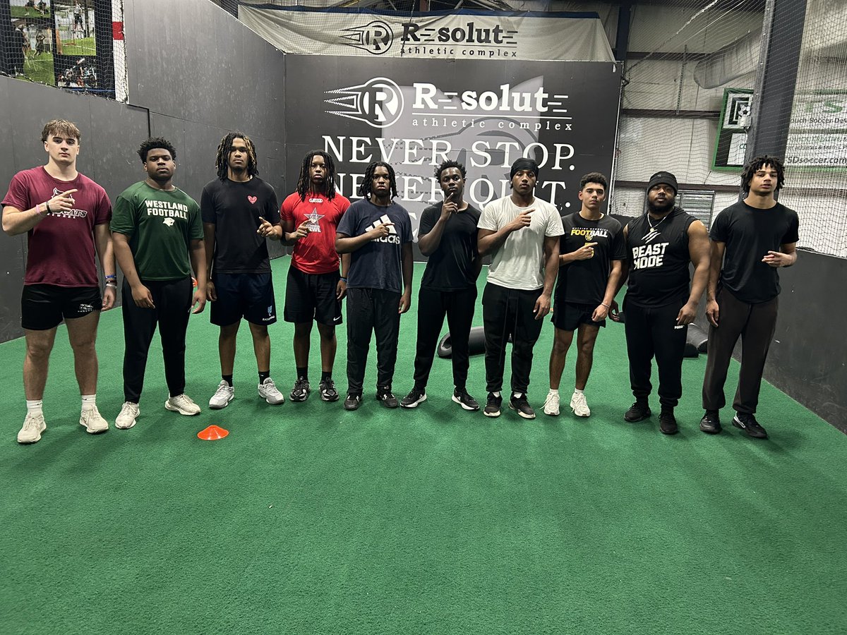Good session tonight!!

Growing each week and getting 1% better everyday. We working, what you doing?

Elite Dawgz🐶🐶

#TrainOrComplain

<a href="/AnthonyJalloh52/">Anthony Jalloh</a> <a href="/nas_buff/">Naseem Strickland</a> <a href="/royprice41/">Roy Price</a> <a href="/prestonlunsfor4/">Preston Lunsford</a> <a href="/ChiltonShaMar90/">ShaMar Chilton</a> <a href="/LeonCunnin73423/">Leon Cunningham</a> <a href="/twan35_/">Antwan hollman</a> <a href="/thatkidkenneth3/">Kenneth McCall III</a> <a href="/Jadenlovellwmhs/">Jaden Lovell</a>