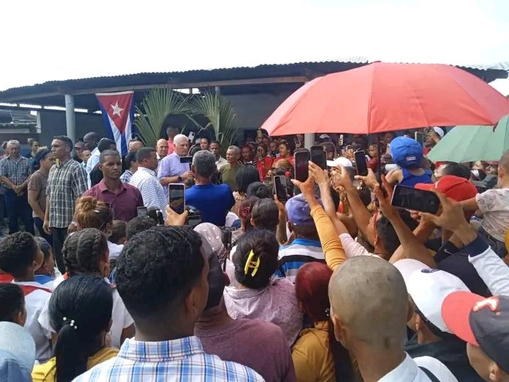 Por 8tva.ocasión <a href="/DiazCanelB/">Miguel Díaz-Canel Bermúdez</a> visita, recorre,intercambia en centros de la producción y los servicios, hoy en #Pilón, #Niquero, #MediaLuna, porque la vinculación con las masas siempre es brújula de nuestro <a href="/PartidoPCC/">Partido Comunista de Cuba</a> 
#ProvinciaGranma
#YoSigoAMiPresidente