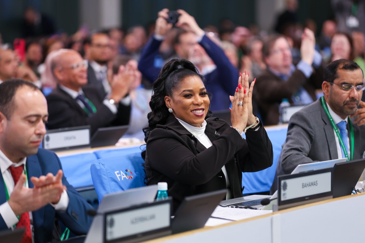 At the close of the resumed UN #biodiversity talks, delegates adopted crucial decisions on resource mobilization and monitoring, and gave an extended standing ovation to Colombia's @SusanaMuhamad  for her strategic leadership from Cali to Rome

Read ➡️ enb.iisd.org/un-biodiversit…
