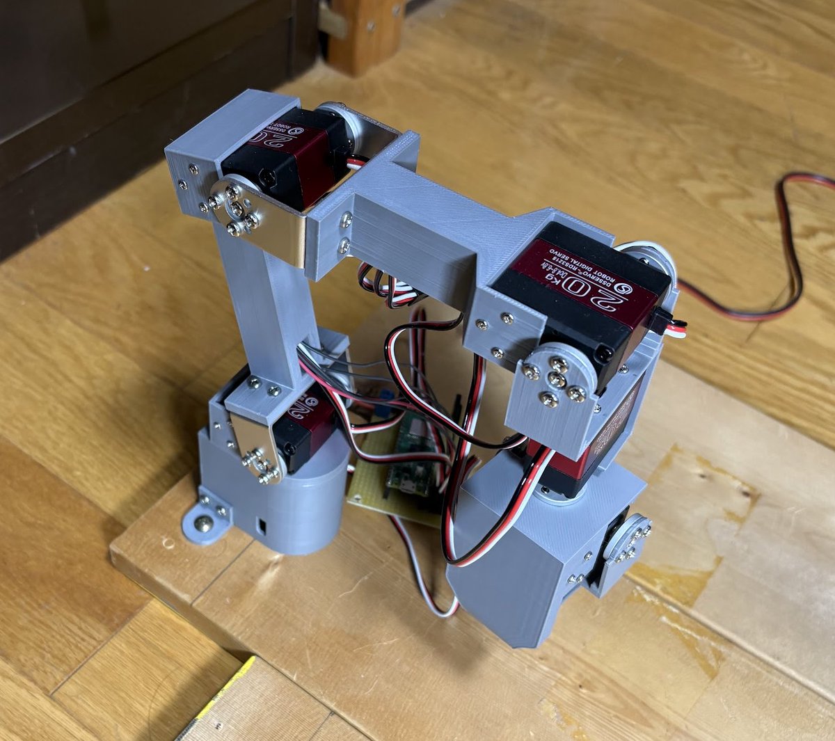 Elec_Robot's tweet image. 🔧格安サーボRDS3218を使ったロボットアーム🔧

✨ロボットアームのパーツコストを計算してみました

サーボRDS3218  ￥1,300 × 6 = ￥7,800
Raspberry Pi Pico W  ￥1,500
その他  ￥1,500

合計 ￥10,800

サーボが格安なのが効いてますね！

#ロボットアーム #RobotArm #アシスタントロボ
