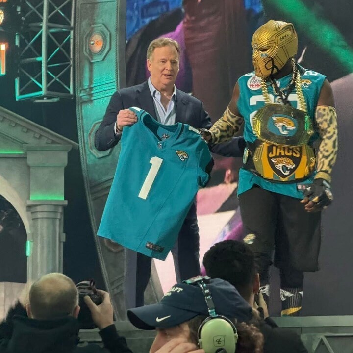 TrophySmack's tweet image. The @jaguars fan of the year @SatchTheCommish rocking his custom TrophySmack chain and belt! 🔥  

#TrophySmack #Turnoverchain #NFL #Jaguars