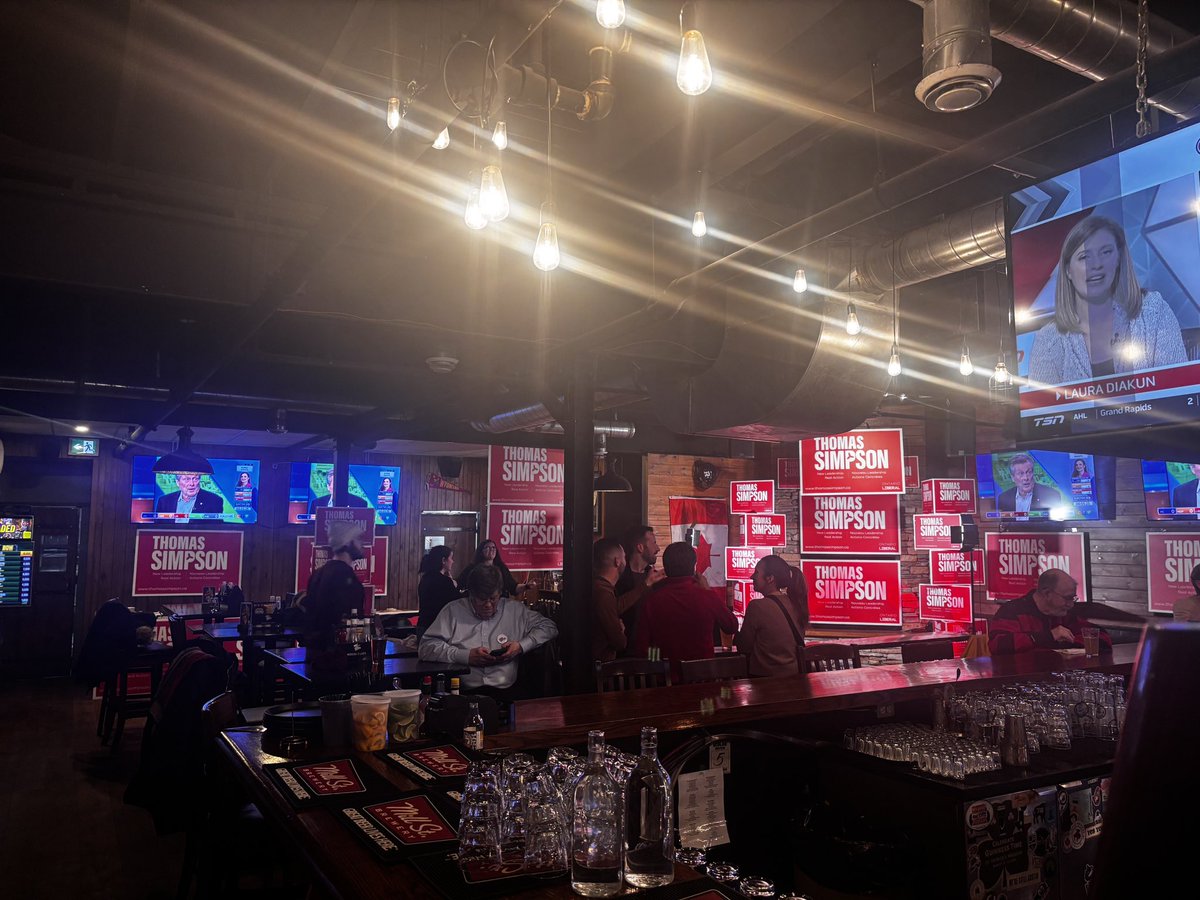 With the polls closing at 9, voters are slowly beginning to file in as people finish up voting. The music has paused and on the TVs are turned up. #OntarioElection #OntarioVotes2025