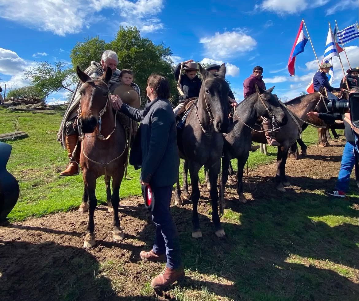 Al de profunda vocación de servicio. 
Al cercano, que mira a los ojos. 
Al que escucha, anota, y cumple. 

Al Presidente, gracias; al blanco, bienvenido de nuevo. A seguir.