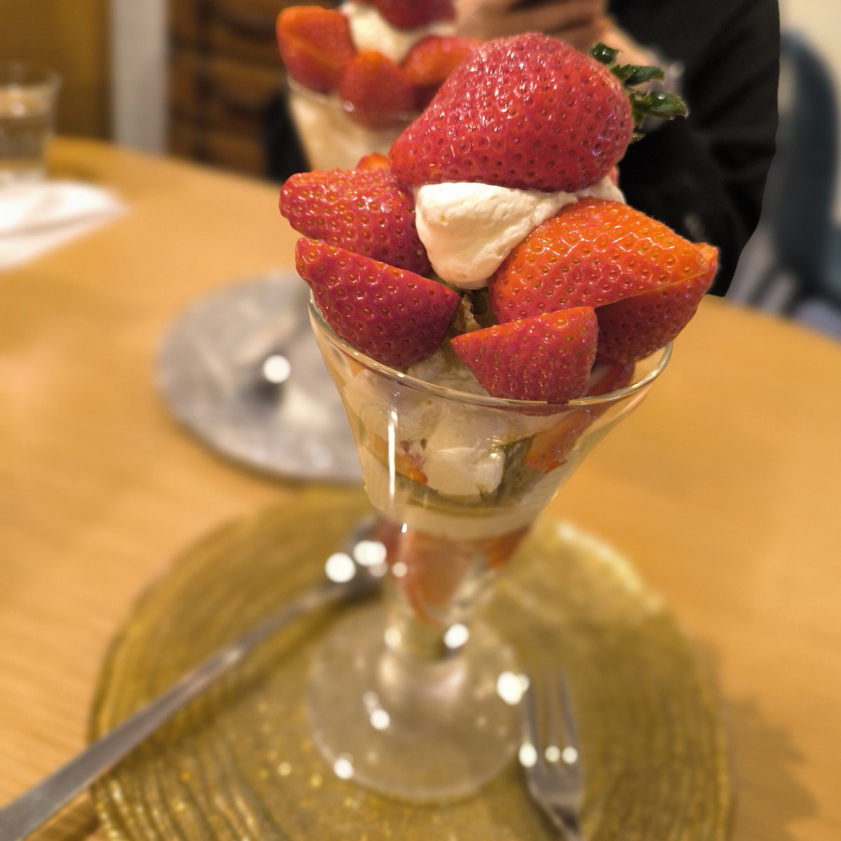 rush_inter's tweet image. こんにちは！2月もあっという間に最終日ですね👀
いちごが旬の時期なので…🍓
先日、あまおうをたくさん使った贅沢なパフェを食べました✨美味しいものは活力になりますね😊
またプチ贅沢するために、頑張って仕事します💪🔥
#企業公式冬のフォロー祭り #企業公式つぶやき部