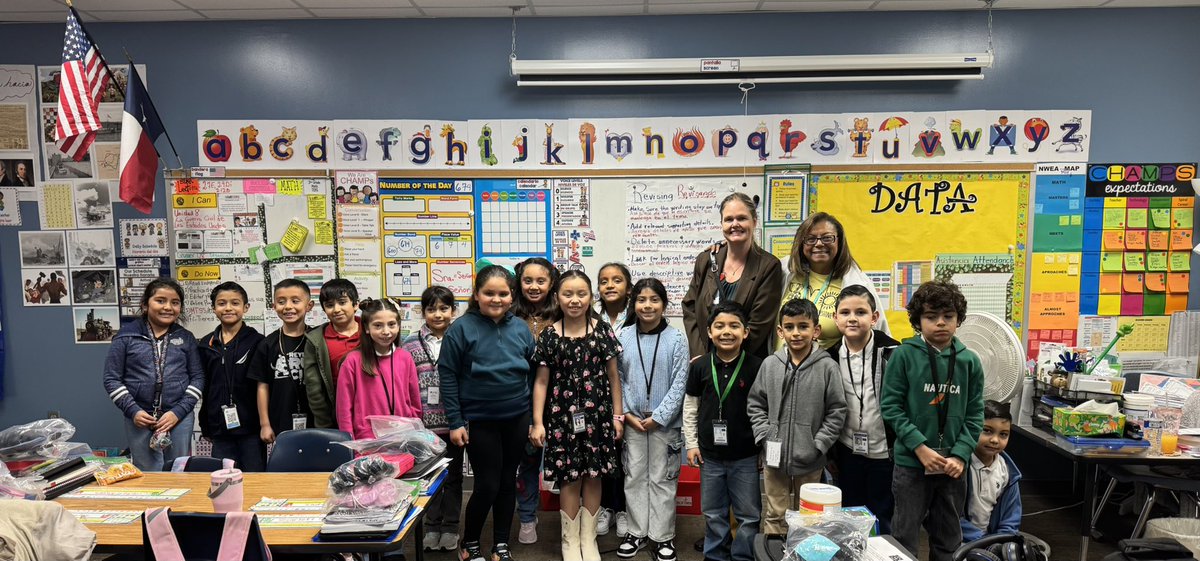 We recently had the pleasure of welcoming Mrs. Kathryn Heinze, the Coordinator of the Multilingual Elementary Department, for a fantastic visit! Our students were absolutely thrilled to engage with her, and the excitement in the air was contagious. It was a wonderful opportunity