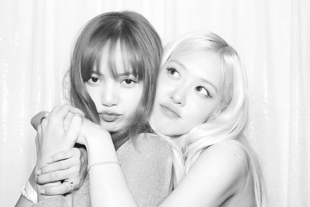 โรเซ่มาลงรูปวันเกิด แล้วมาลงรูปกับลิซ่ารูปแรกๆเลย คนดังมาหลายแต่รูปคู่กับลิซ่าอยู่รูปแรกพะนะ