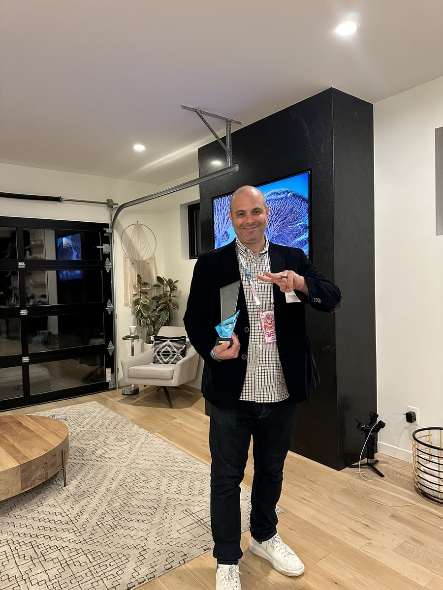 thefigureouter_'s tweet image. Shoutout to @jaybny, founder of @SidepitExchange, for WINNING the Tezza Poker tournament! About to celebrate at the @genzio media house!