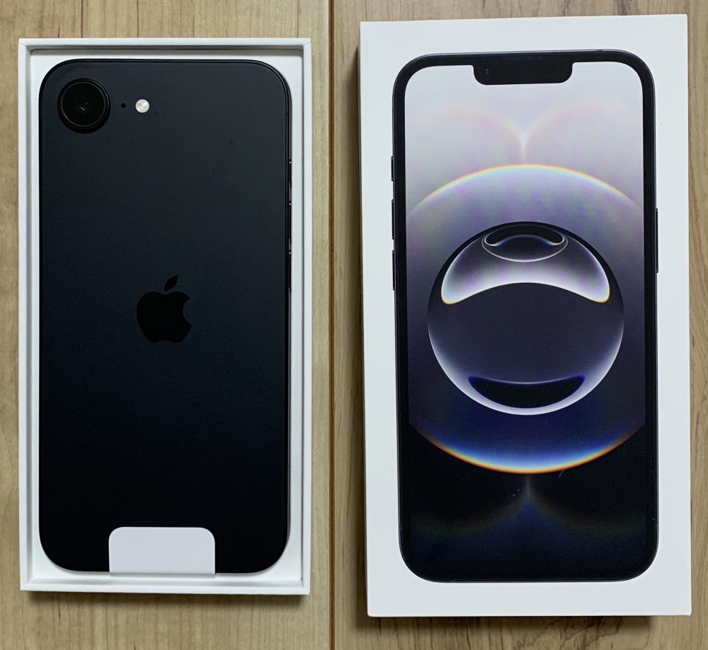 tail_of2's tweet photo. #iPhone16e へ移行完了。XSからなので6年ぶりですか
純正シリコンケースも、手触りサラサラでいい感じです
Belkinのガラスフィルムはかなり貼りやすいものの、今までアンチグレアタイプだったため、反射とフリックの引っ掛かりが気になります
スペックの進化？XSで不足を感じていなかったので何とも… https://t.co/t5VztSqzba