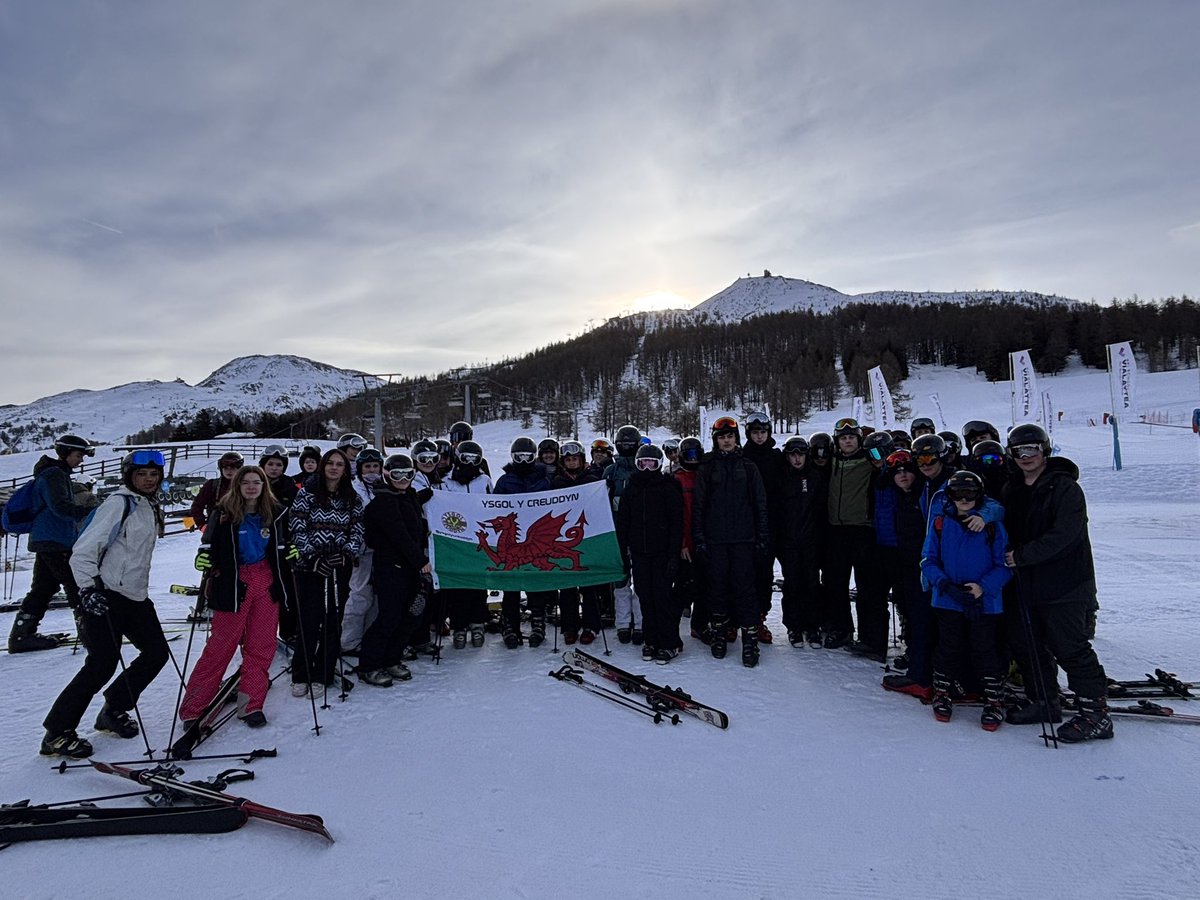 Bore olaf o sgio 🎿 <a href="/ysgolycreuddyn/">Ysgol y Creuddyn</a>  Last day of ⛷️ #dawnsysgdaioni