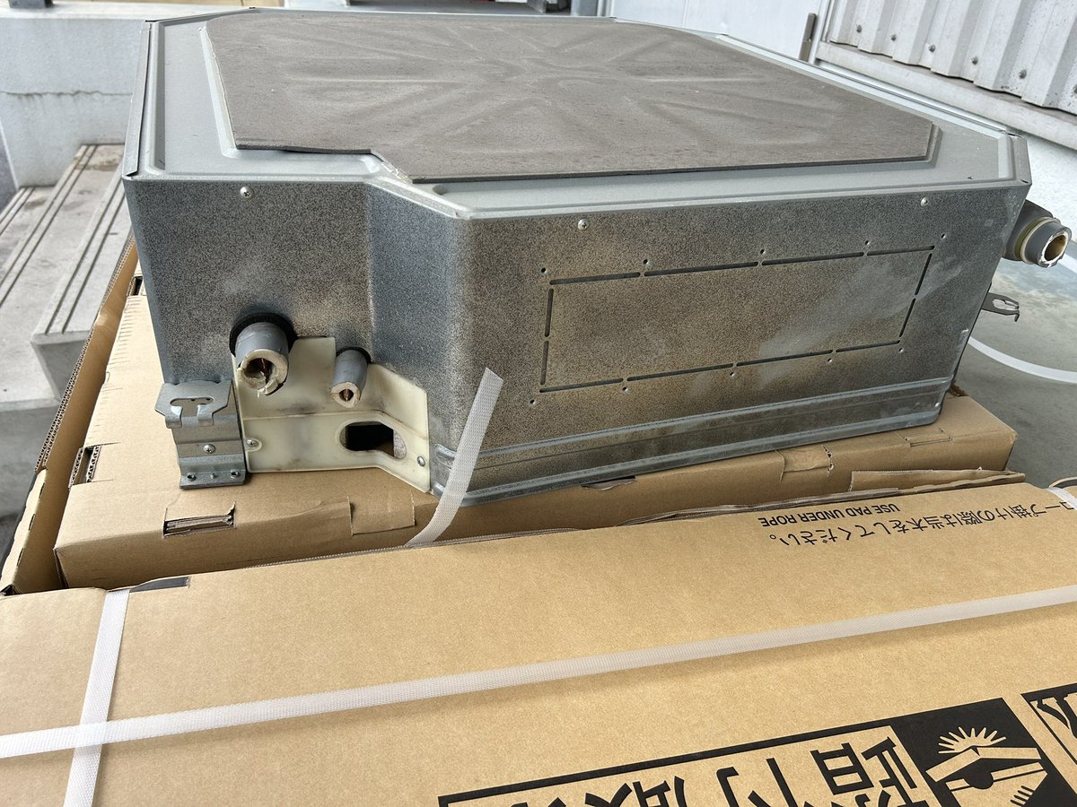 Chihara2025's tweet photo. お疲れ様です。本日は広島県O市にて、天カセ4方向の更新工事をさせていただきました!!少し小雨の降る中でしたが、無事完了しました〜!!
皆様ありがとうございますm(_ _)m
#広島県 #空調 #エアコン #chihara #peace https://t.co/C1QAfpA6Pj