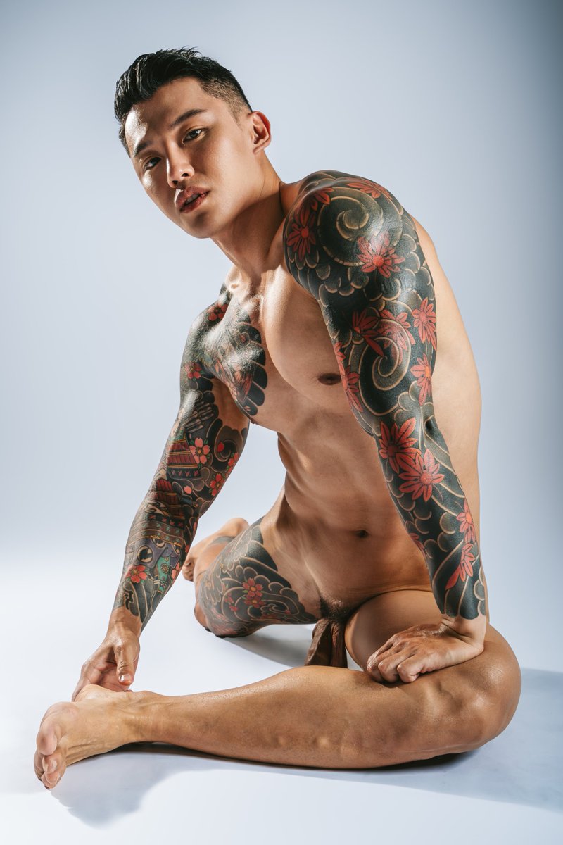 🖤🤍
I believe you prefer the night🖤🍆
Kneel down with your butt facing me🥵