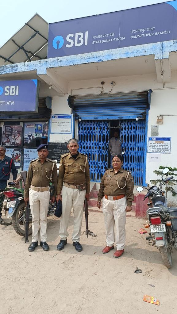 SaharsaPolice's tweet image. पुलिस अधीक्षक महोदय, सहरसा के निर्देशानुसार बैंकिंग प्रतिष्ठानों में सुरक्षा व्यवस्था को सुनिश्चित करने हेतु बैंकों की सुरक्षा जांच की जा रही हैं। परिसर के अंदर एवं बाहर संदिग्धों पर सतत निगरानी रखी जा रही हैं।

@bihar_police
@BiharHomeDept 
@IPRDBihar 
#SaharsaPolice
#knowyour