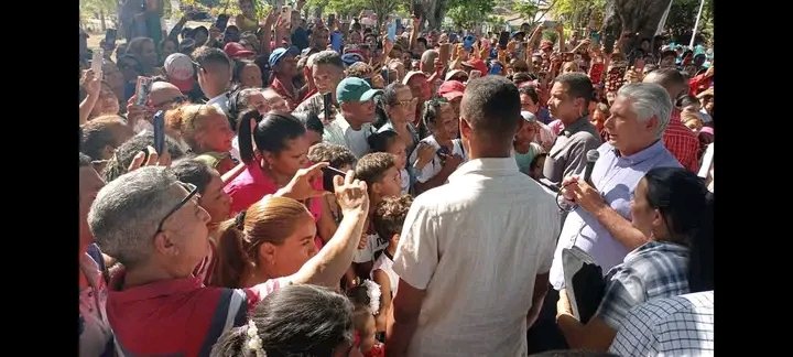 "¡ustedes han seguido aquí, ustedes no se han ido!"
"Se me acrecienta la convicción cuando veo a nuestro pueblo reunido en lugares como este, apoyando a la Revolución en medio de las dificultades"
<a href="/DiazCanelB/">Miguel Díaz-Canel Bermúdez</a> 
#MediaLuna 27 de febrero 2025
#ProvinciaGramma 
#YoSigoAMiPresidente