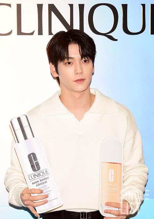 slist2015's tweet image. [포토] 투모로우바이투게더 수빈 &apos;설레는 눈빛&apos;

#투바투 #투바투수빈 #TXT #TXT_수빈 
#투모로우바이투게더 
#TOMORROWXTOGETHER #수빈 
@TXT_members
 ⬇관련기사⬇
slist.kr/news/articleVi…