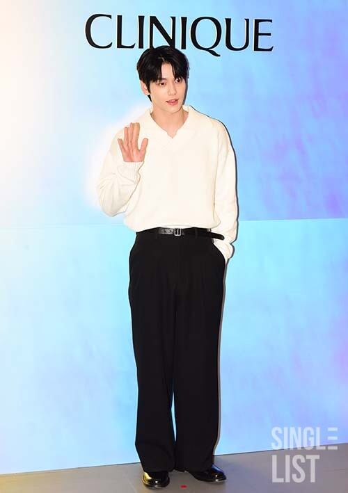 slist2015's tweet image. [포토] 투모로우바이투게더 수빈 &apos;완벽한 비주얼&apos;

#투바투 #투바투수빈 #TXT #TXT_수빈 
#투모로우바이투게더 
#TOMORROWXTOGETHER #수빈 
@TXT_members
⬇관련기사⬇
slist.kr/news/articleVi…