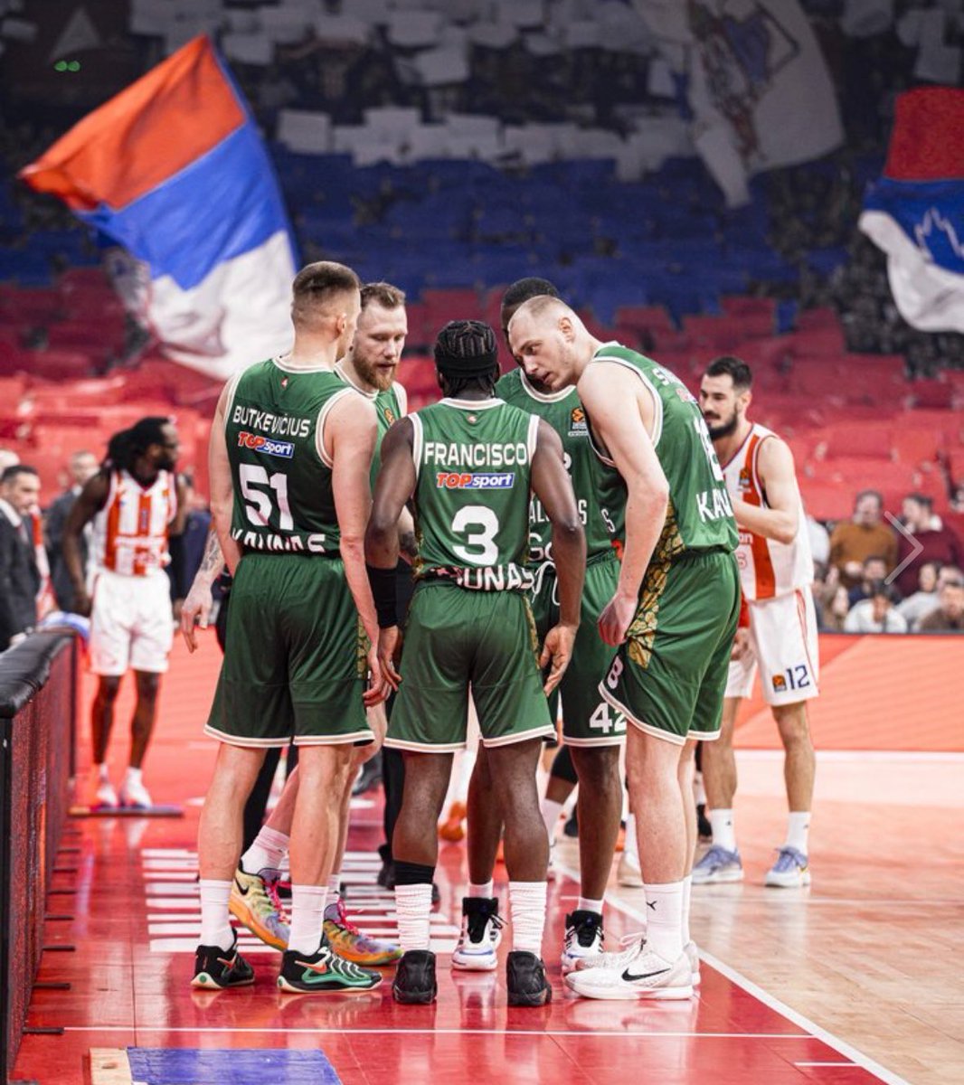 petras_petras's tweet image. Cervena Zvezda (#Belgrade ) fans greeted #Žalgiris team (#Kaunas ) hosting the russian flag. My preference is to see russian flag as the Ukrainian soldiers do. By the way, Žalgiris won! SlavaUkraini!
