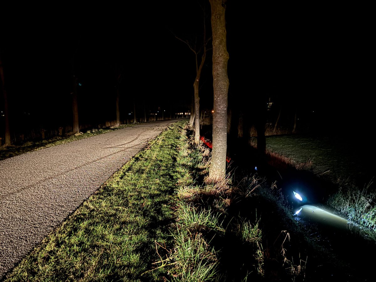 Automobilist raakt in de sloot bij Burdaard na uitwijkmanoeuvre