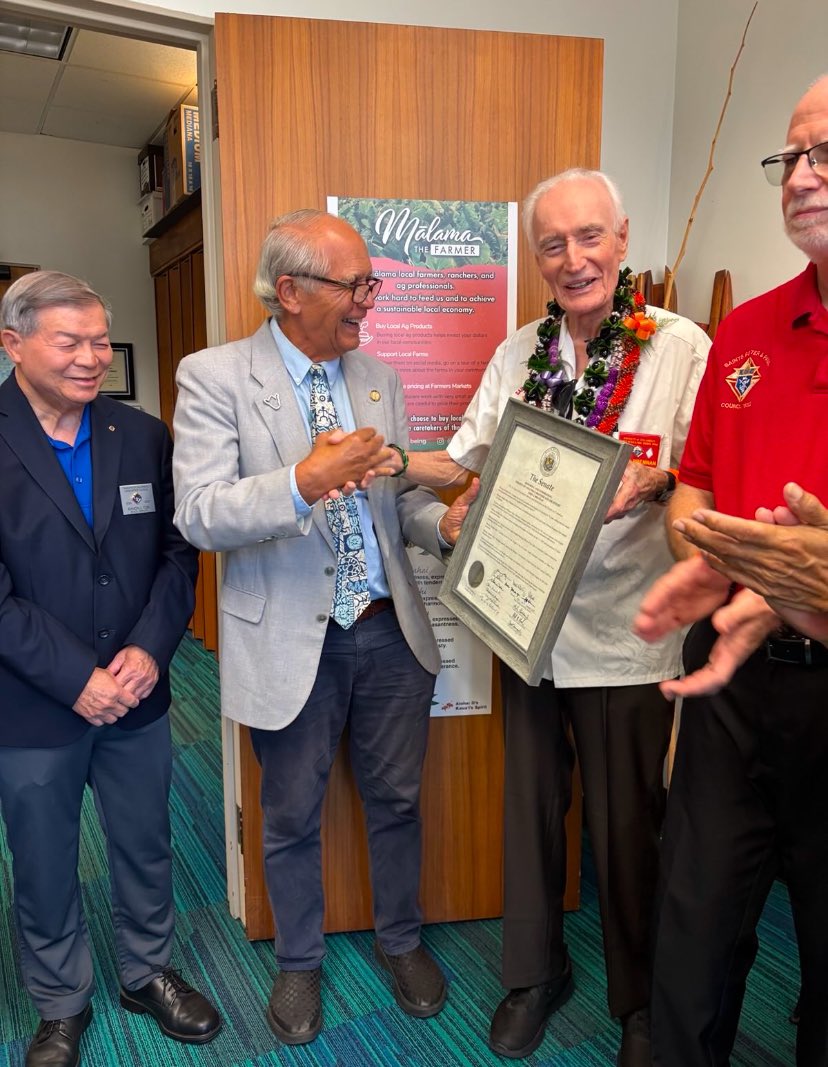 GabbardAloha's tweet image. Happy Aloha Friday! Had the honor of presenting an Honorary Certificate to Brother and Sir Knight John J. Brennan this week for his 75 years of dedicated service to the Knights of Columbus—making him the longest-serving member in Hawai‘i’s history.

#KnightsOfColumbus