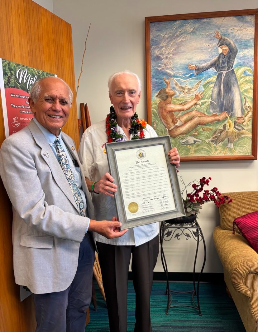 GabbardAloha's tweet image. Happy Aloha Friday! Had the honor of presenting an Honorary Certificate to Brother and Sir Knight John J. Brennan this week for his 75 years of dedicated service to the Knights of Columbus—making him the longest-serving member in Hawai‘i’s history.

#KnightsOfColumbus