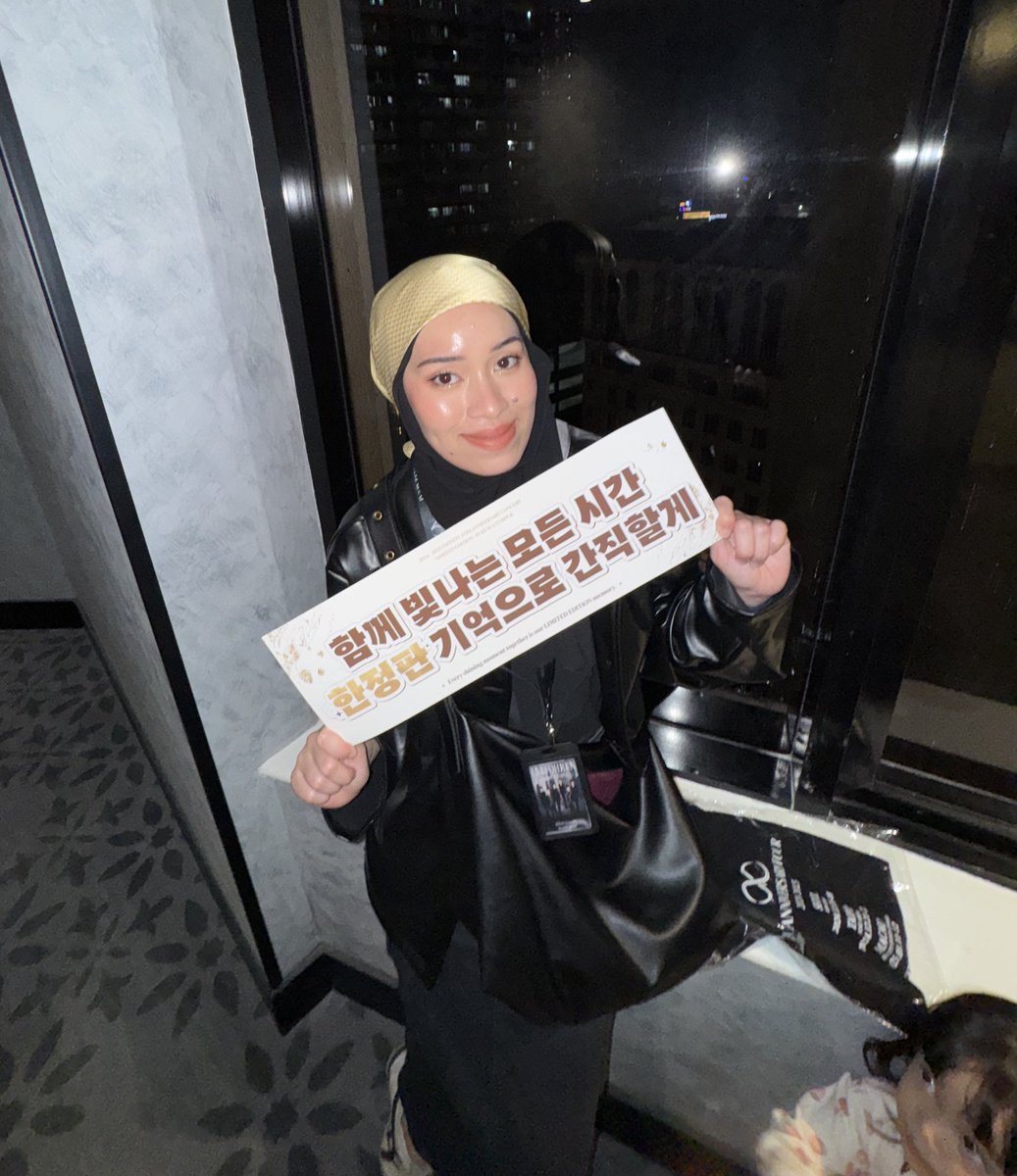 s0fyaa_'s tweet photo. Mama pegang banner lain pulak 😆
Introducing my Inspirit Junior 😝😝

#INFINITEinMY 
#InfiniteL https://t.co/DSZo5cQEk9