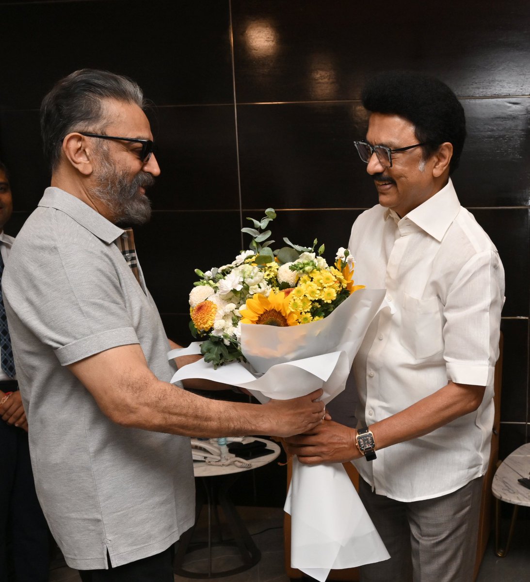 Kamal Haasan (@ikamalhaasan) on Twitter photo роиро╛ро│рпИ рокро┐ро▒роирпНрод роиро╛ро│рпН роХро╛рогрпБроорпН рооро╛рогрпНрокрпБрооро┐роХрпБ родрооро┐ро┤рпНроиро╛роЯрпБ роорпБродро▓рпНро╡ро░рпН, родро┐ро░ро╛ро╡ро┐роЯ роорпБройрпНройрпЗро▒рпНро▒роХрпН роХро┤роХродрпНродро┐ройрпН родро▓рпИро╡ро░рпН, роОройрпНройрпБроЯрпИроп роЕро░рпБроорпИ роирогрпНрокро░рпН родро┐ро░рпБ. роорпБ.роХ. ро╕рпНроЯро╛ро▓ро┐ройрпН роЕро╡ро░рпНроХро│рпН роиро▓рпНро▓ роЖро░рпЛроХрпНропродрпНродрпБроЯройрпН, роирпАрогрпНроЯ роХро╛ро▓роорпН ро╡ро╛ро┤рпНроирпНродрпБ роороХрпНроХро│рпН рокрогро┐ропро╛ро▒рпНро▒ ро╡рпЗрогрпНроЯрпБроорпЖрой роЗройрпНро▒рпБ роирпЗро░ро┐ро▓рпН роЪроирпНродро┐родрпНродрпБ ро╡ро╛ро┤рпНродрпНродро┐ройрпЗройрпН.
родрооро┐ро┤роХ роороХрпНроХро│рпБроорпН, родрооро┐ро┤рпН роиро╛ро│рпИ рокро┐ро▒роирпНрод роиро╛ро│рпН роХро╛рогрпБроорпН рооро╛рогрпНрокрпБрооро┐роХрпБ родрооро┐ро┤рпНроиро╛роЯрпБ роорпБродро▓рпНро╡ро░рпН, родро┐ро░ро╛ро╡ро┐роЯ роорпБройрпНройрпЗро▒рпНро▒роХрпН роХро┤роХродрпНродро┐ройрпН родро▓рпИро╡ро░рпН, роОройрпНройрпБроЯрпИроп роЕро░рпБроорпИ роирогрпНрокро░рпН родро┐ро░рпБ. роорпБ.роХ. ро╕рпНроЯро╛ро▓ро┐ройрпН роЕро╡ро░рпНроХро│рпН роиро▓рпНро▓ роЖро░рпЛроХрпНропродрпНродрпБроЯройрпН, роирпАрогрпНроЯ роХро╛ро▓роорпН ро╡ро╛ро┤рпНроирпНродрпБ роороХрпНроХро│рпН рокрогро┐ропро╛ро▒рпНро▒ ро╡рпЗрогрпНроЯрпБроорпЖрой роЗройрпНро▒рпБ роирпЗро░ро┐ро▓рпН роЪроирпНродро┐родрпНродрпБ ро╡ро╛ро┤рпНродрпНродро┐ройрпЗройрпН.
родрооро┐ро┤роХ роороХрпНроХро│рпБроорпН, родрооро┐ро┤рпН