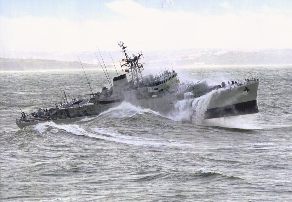 r116440's tweet photo. 🇵🇹 @MarinhaPT João Coutinho-class #corvette NRP 'António Enes' (F571) off Portugal. U/k date, circa late 2000s #warship #navy #naval #F571 #NRPAntonioEnes https://t.co/PGWHMS2pUB