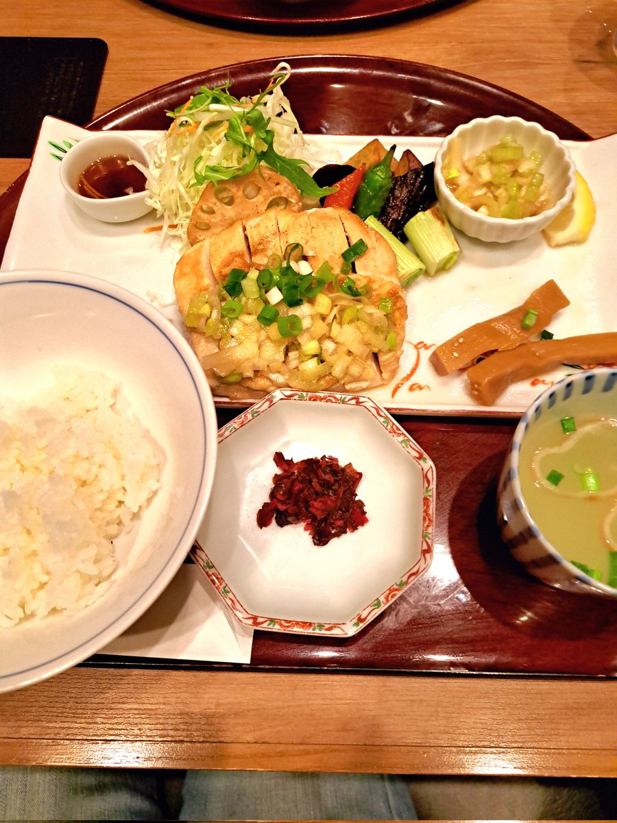 宮崎の鶏肉を提供してくれるお店｢鶏五味｣さんで日南鶏むね肉のねぎ塩焼き定食をいただきました
むね肉がしっとり柔らかくて美味しかったです😋